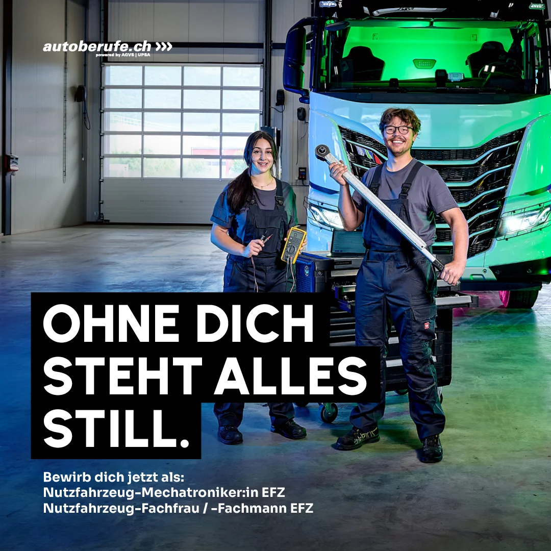 Social-Media-Beitrag f&uuml;r die Berufe Nutzfahrzeug-Mechatroniker/in EFZ und Nutzfahrzeug-Fachfrau/-Fachmann EFZ. Zwei Personen in Arbeitskleidung stehen mit Diagnose- und Servicewerkzeugen vor einem modernen Lastwagen in einer Werkstatt. Der Slogan &laquo;Ohne dich steht alles still.&raquo; ist prominent dargestellt.