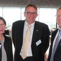 v.l. Bernadette Langenick (auto-i-dat AG), Eric Besch (Präsident AGVS Sektion Biel-Seeland) und Wolfgang Schinagl (auto-i-dat AG)