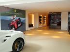 Das Ferrari-F1-Plakat gehört auch zur CI...